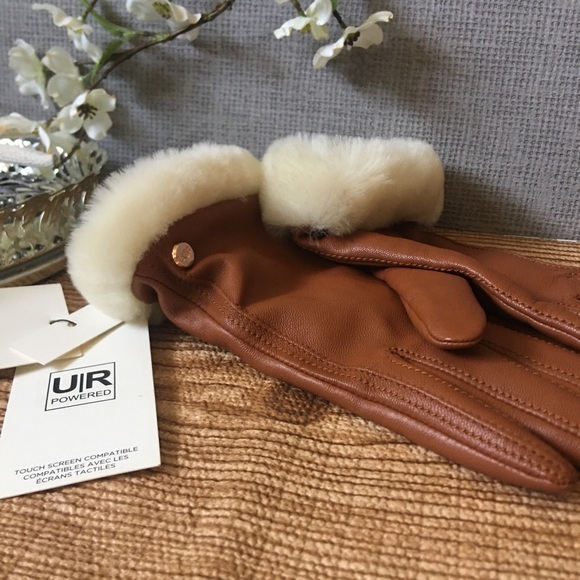 Reserved , UGG, Genuine Leather Shorty Tech Gloves - Picture 2 of 5
